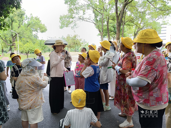 小朋友正在針對(duì)社區(qū)兒童功能區(qū)的建設(shè)提出建議。.jpg