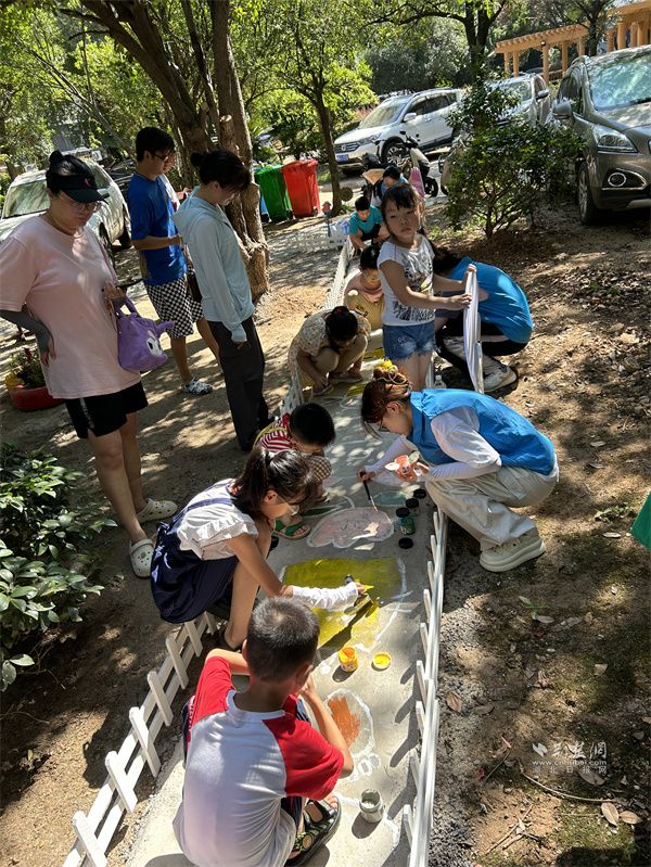 孩子們正在進行地面繪畫。.jpg.jpg