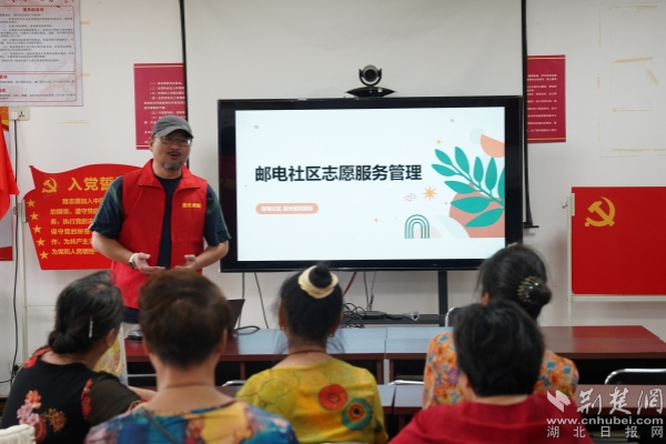 晨光便民服務(wù)中心社工王峰為大家講解志愿服務(wù)精神和相關(guān)制度.jpg