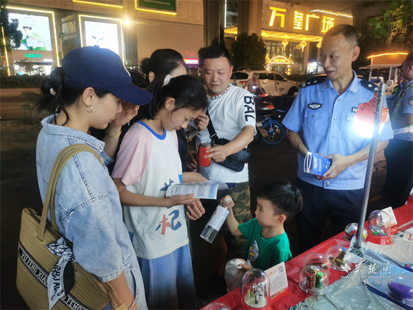 民警正在講解禁毒小知識.jpg