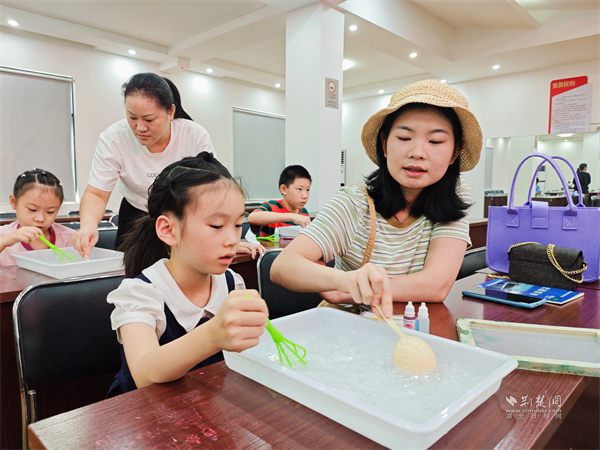 家長正在和孩子一起完成作品.jpg