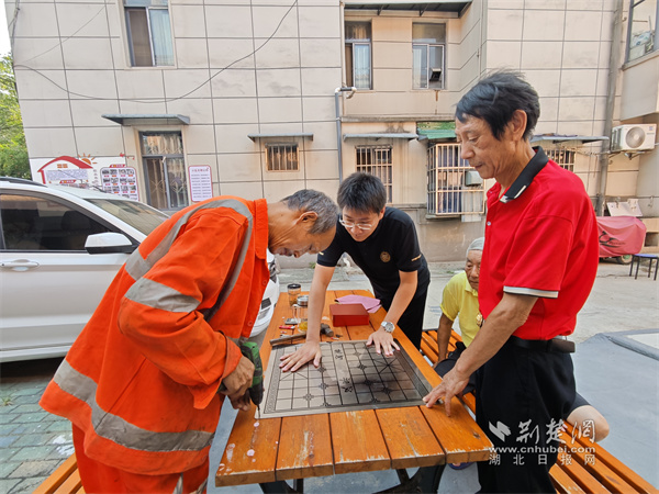 老友志愿服務隊安裝不銹鋼象棋棋盤。.jpg