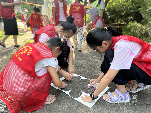 青少年沿著石子路進(jìn)行各式各樣花朵的勾勒 (2).jpg