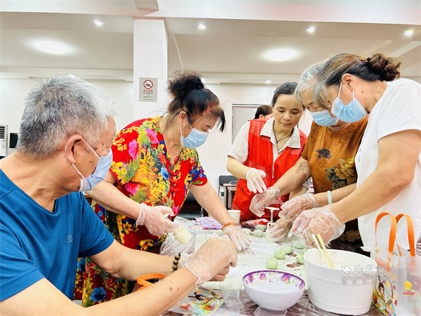 志愿者幫助居民制作月餅。.jpg