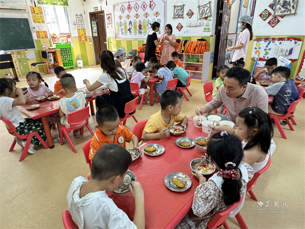 人大代表與大一班學(xué)生共同進(jìn)餐。.jpg