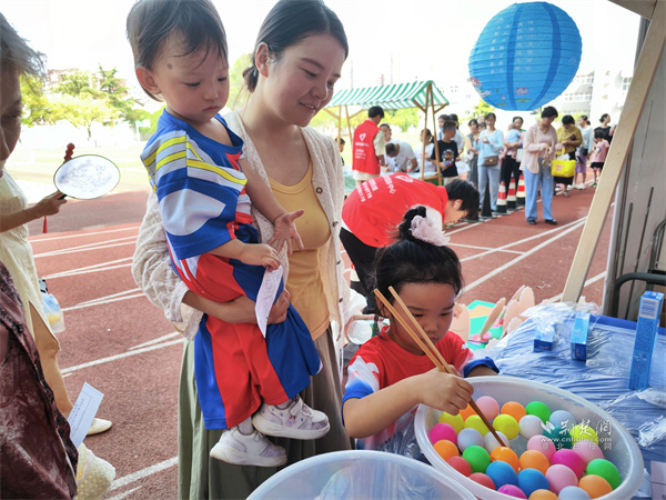 家長帶著孩子們一起參加社區(qū)活動。.jpg