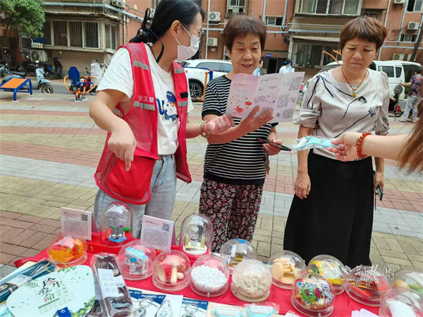 禁毒社工為居民講解禁毒知識(shí)。.jpg