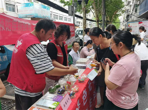 向居民開展“禁毒宣講”.jpg