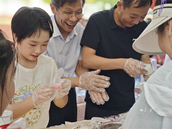 區(qū)人大代表與社區(qū)青少年一起制作月餅。.jpg