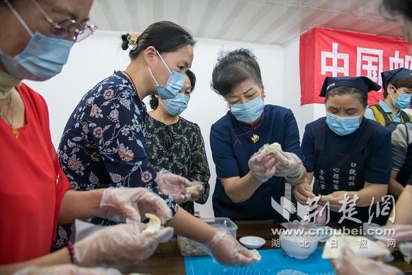 活動現場大家親手制作餛飩.jpg