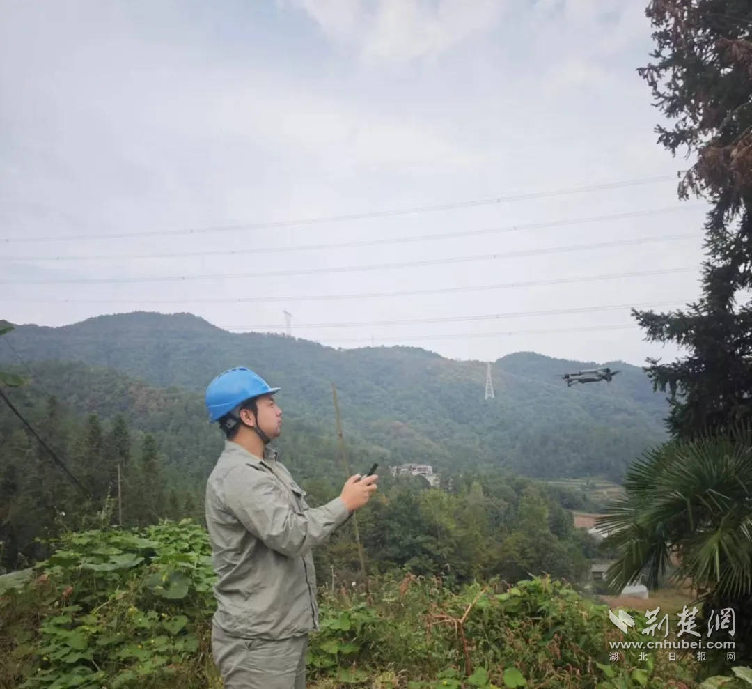 圖3：國(guó)慶期間，在恩施保電現(xiàn)場(chǎng)，湖北送變電公司員工正在對(duì)所運(yùn)維線路進(jìn)行巡視。.png.png