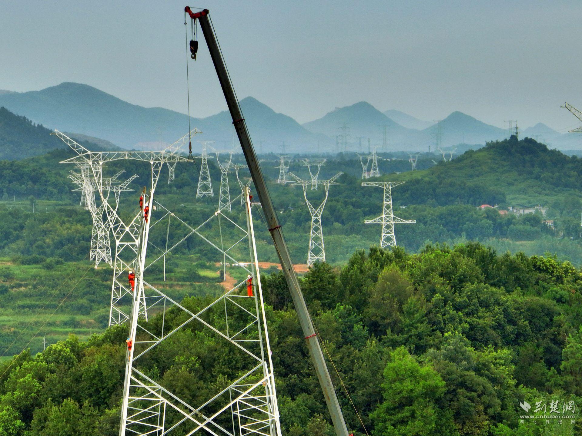 國網(wǎng)湖北送變電公司員工利用吊車組立鐵塔.jpg.jpg