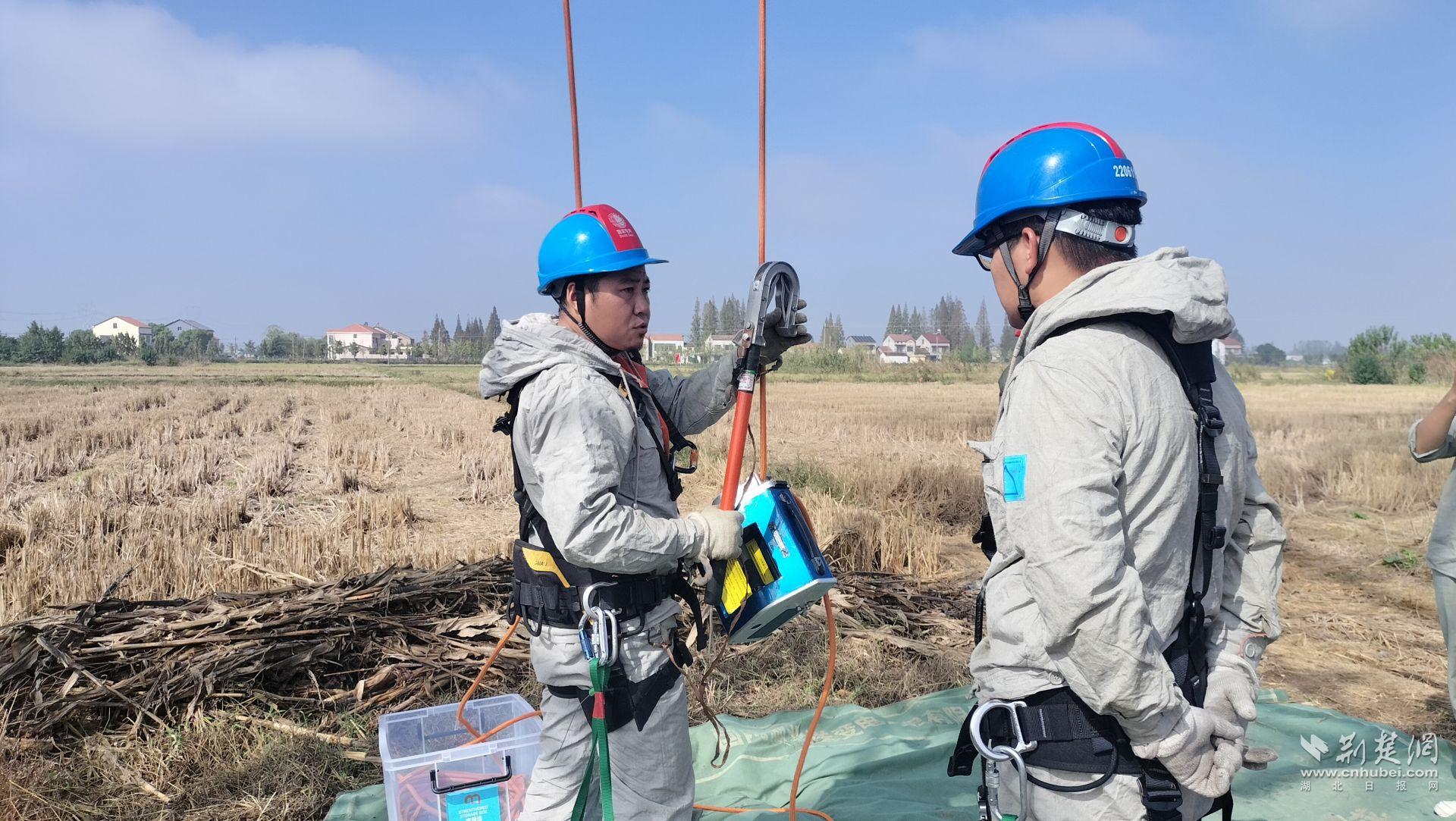 圖2：10月18日，在湖北省荊州市500千伏漁興三回387號塔，國網(wǎng)湖北送變電公司帶電作業(yè)班開展帶電消缺作業(yè)前準(zhǔn)備工作。（湖北送