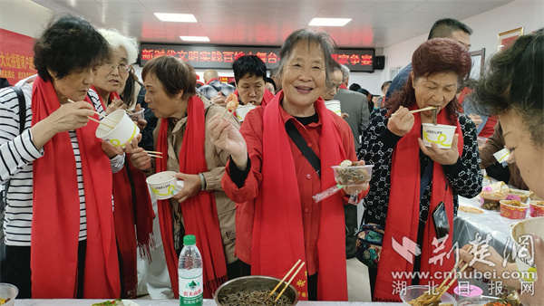 居民品嘗各色美食。.jpg