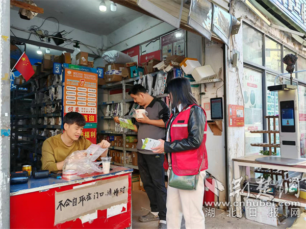 社工向街邊店鋪贈送禁毒文創(chuàng)小禮品.jpg