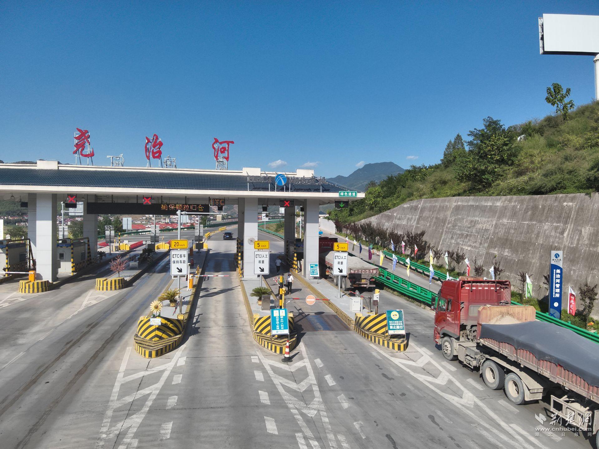 堯治河收費站廣場六型貨車正在上站——盧家國.JPG.JPG