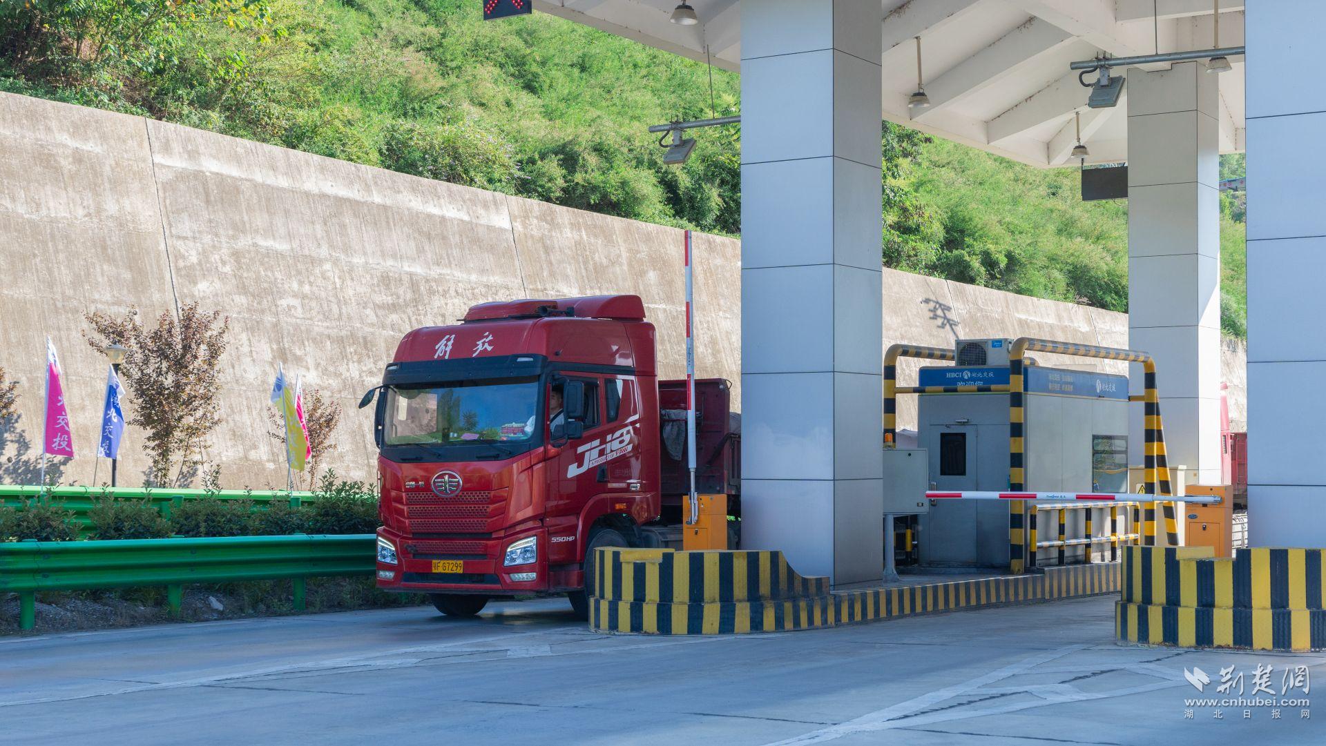 堯治河收費站六型貨車正在上站——夏琦.jpg.jpg