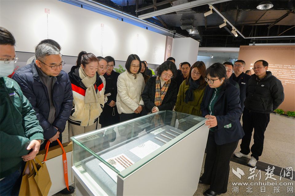 紙墨芳華繼千秋：武漢圖書(shū)館古籍傳承與活化成果展.jpg.jpg