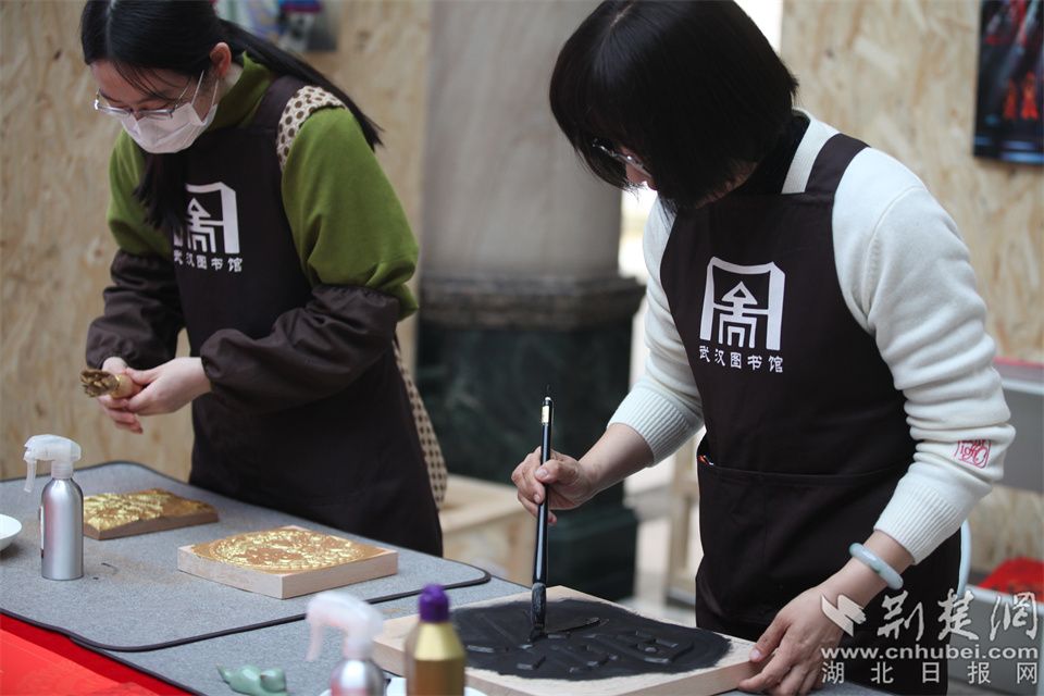 武漢圖書(shū)館古籍修復(fù)技藝非遺傳承人現(xiàn)場(chǎng)展示雕版印刷技藝.jpg.jpg