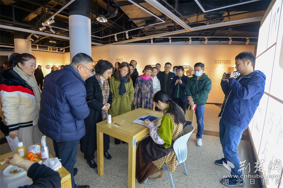 紙墨芳華繼千秋：武漢圖書(shū)館古籍傳承與活化成果展中的線裝書(shū)裝幀展示.jpg.jpg